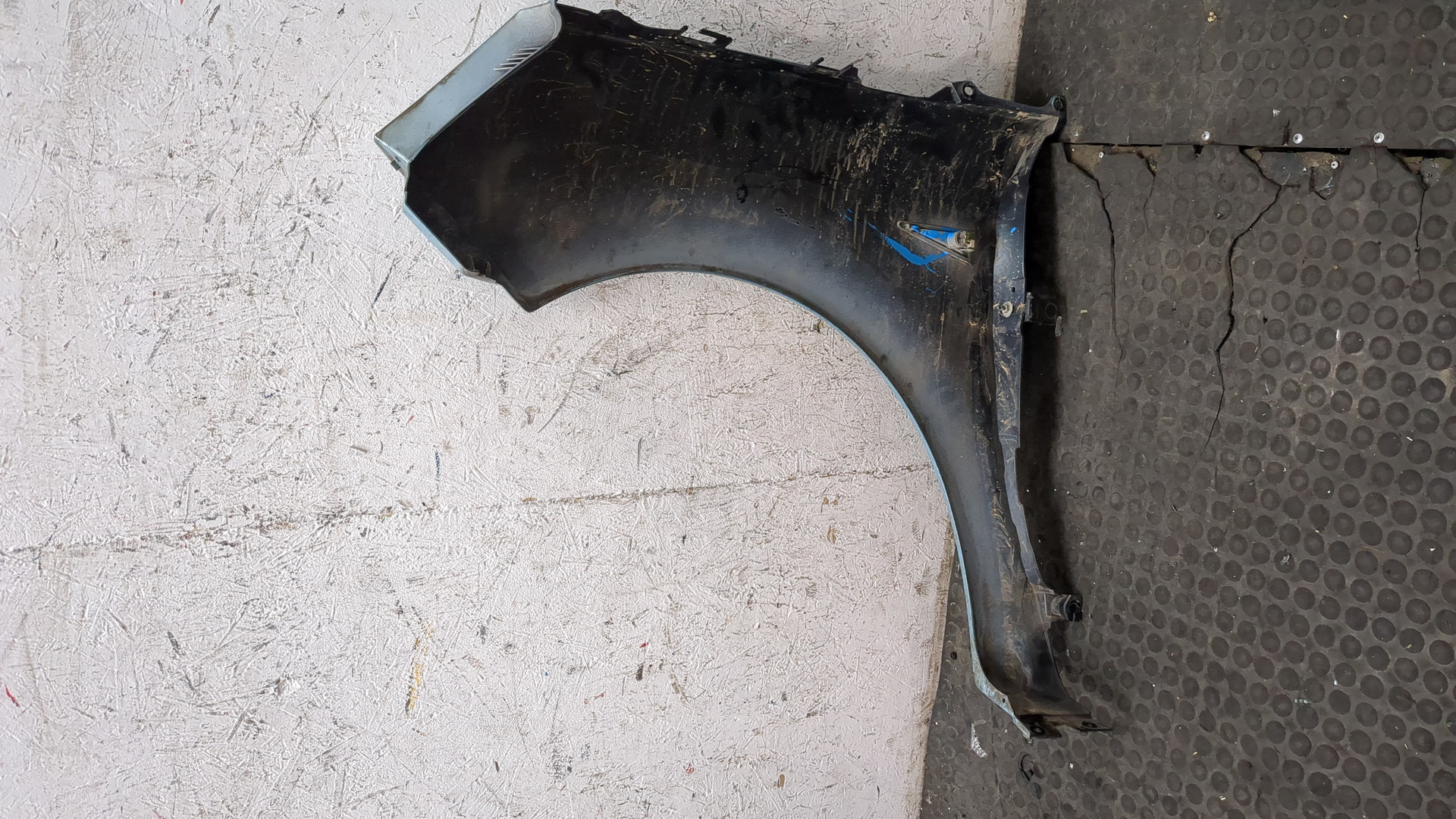 Крыло переднее правое