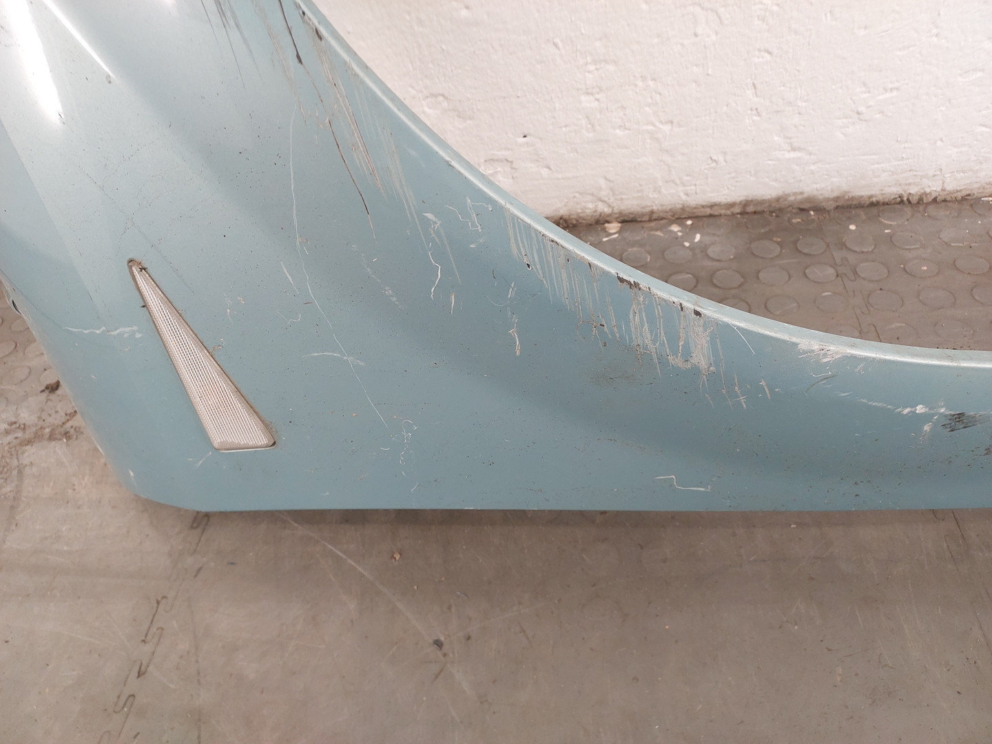 Крыло переднее правое