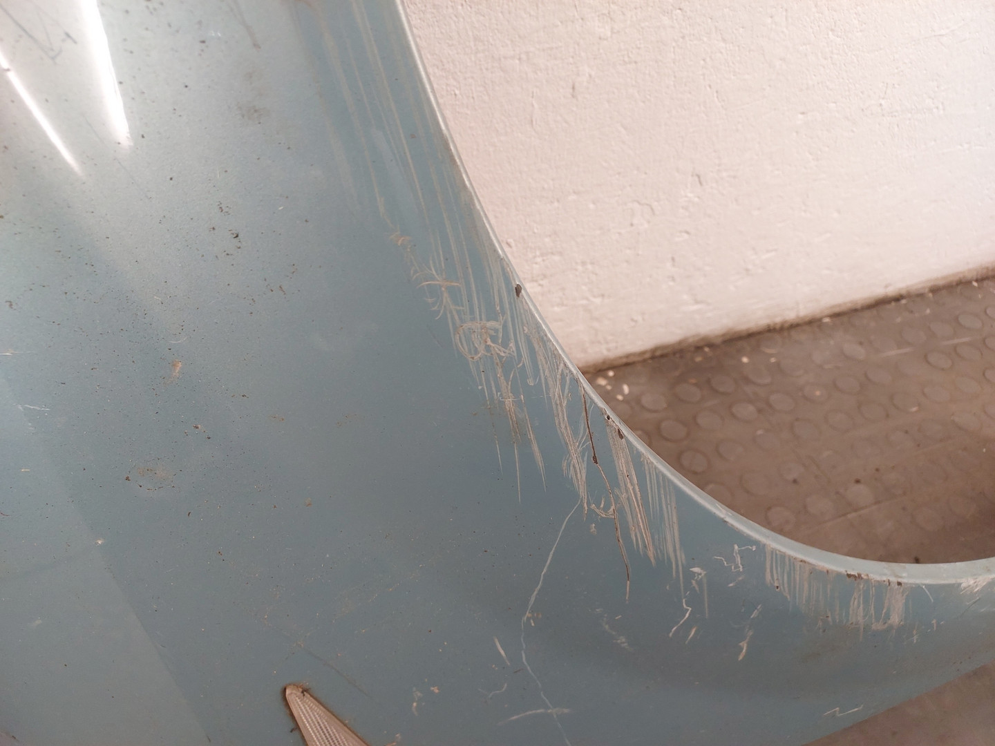 Крыло переднее правое