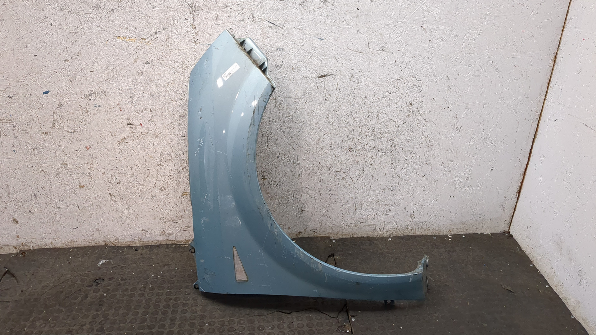 Крыло переднее правое