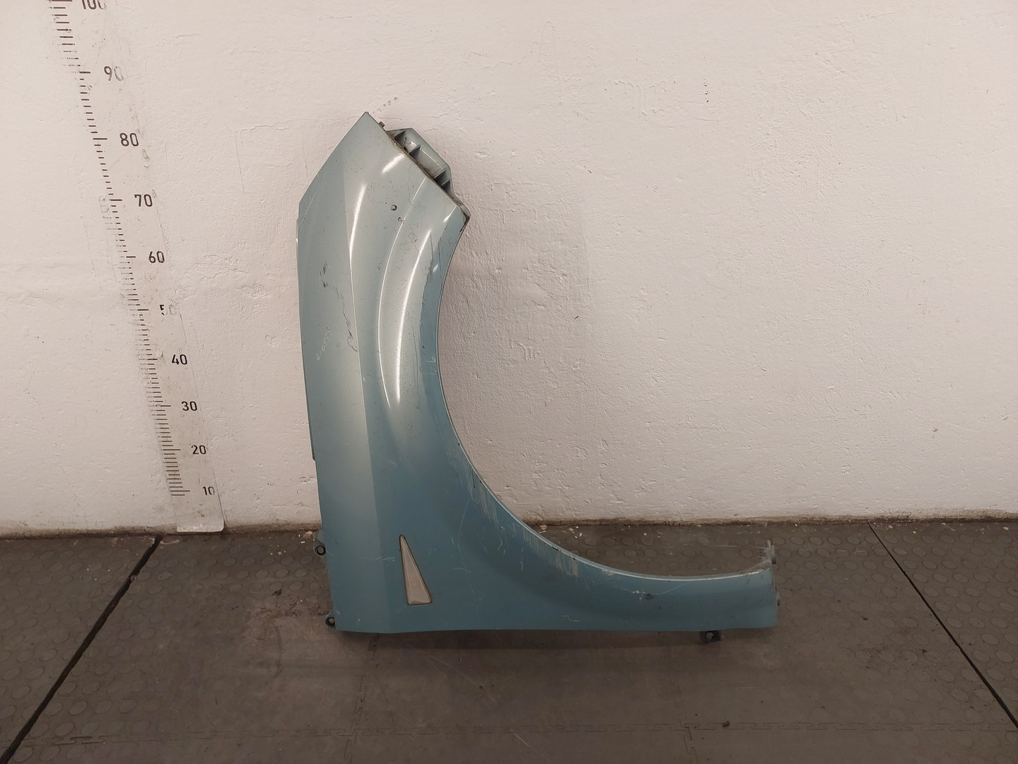 Крыло переднее правое