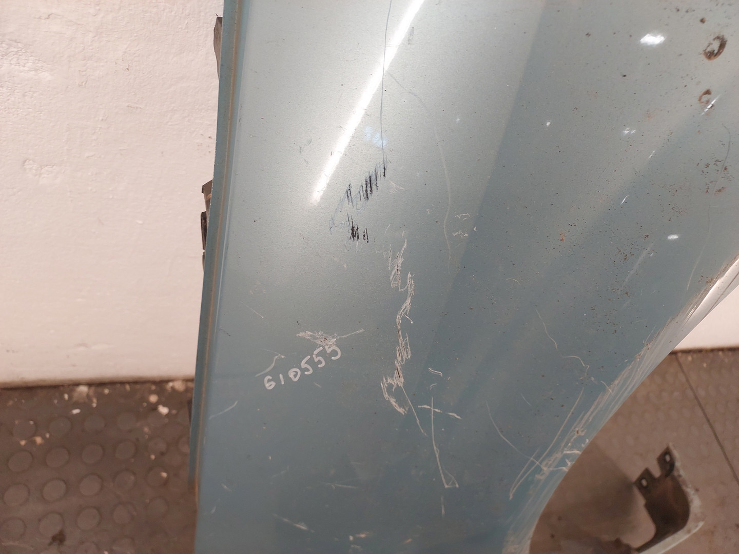 Крыло переднее правое