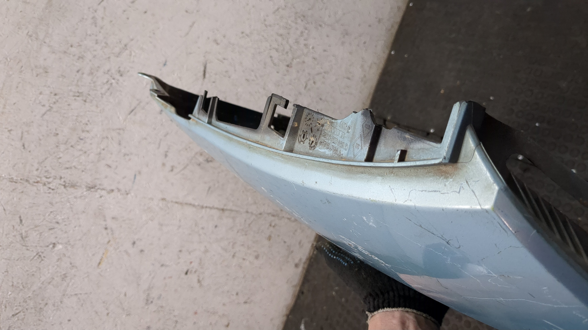 Крыло переднее правое