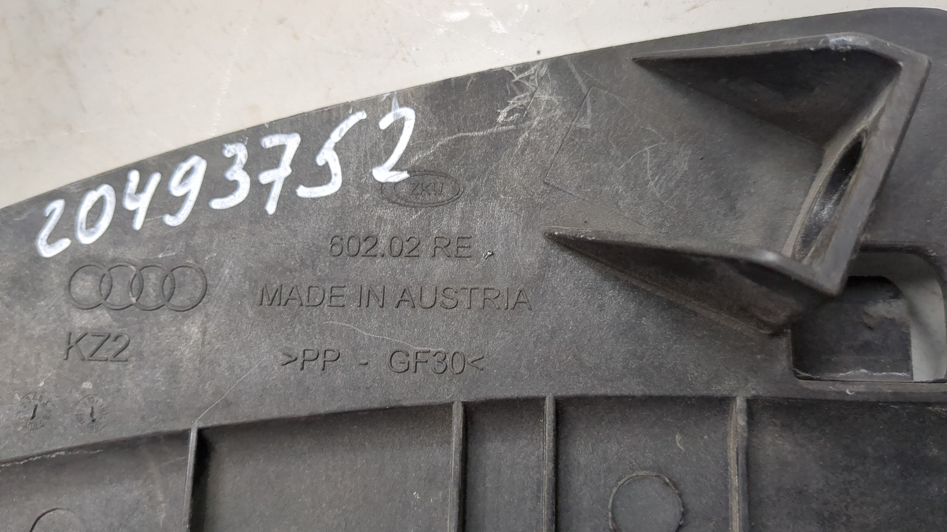 Кронштейн фар правый