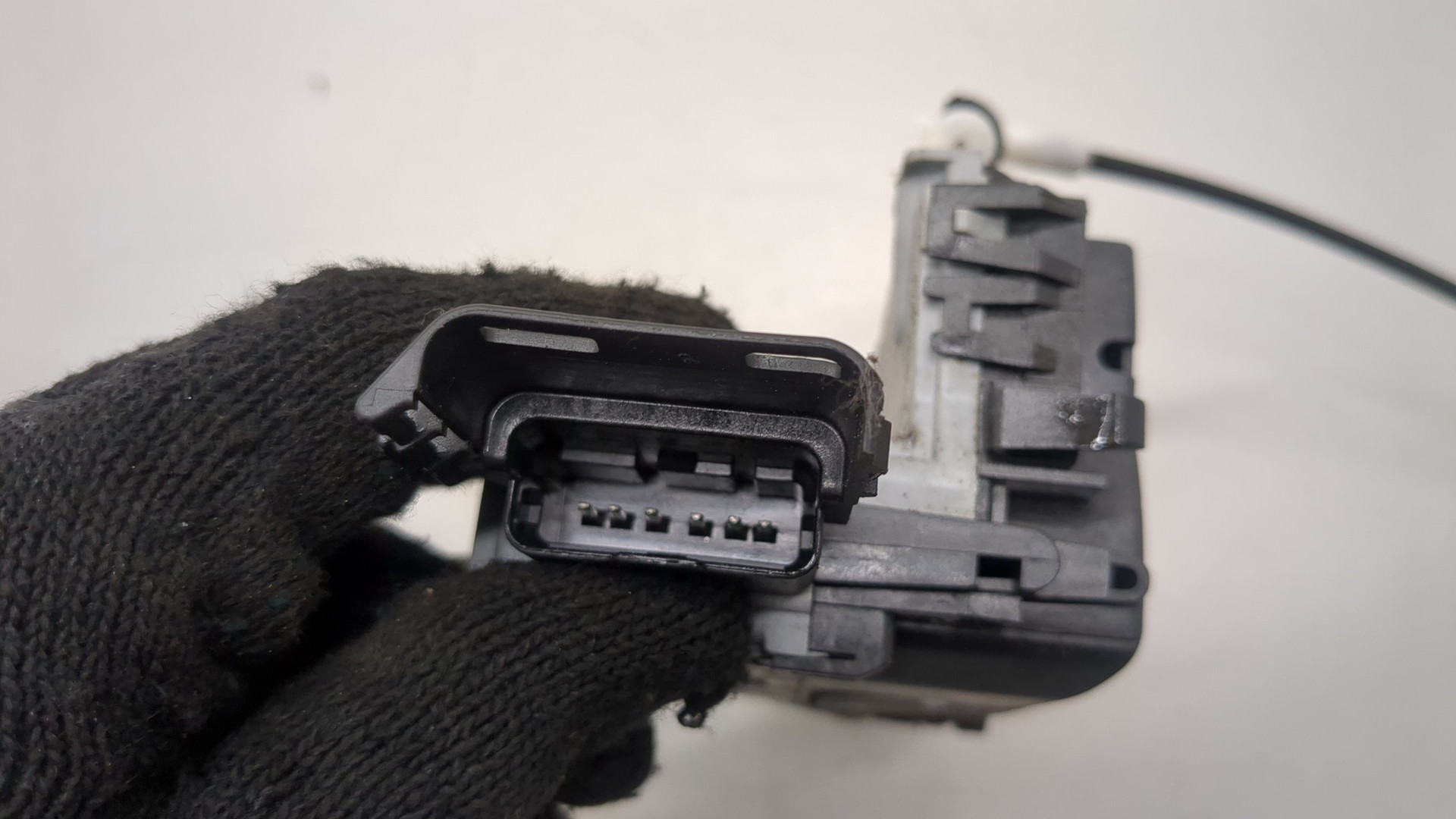 Замок двери передней левой