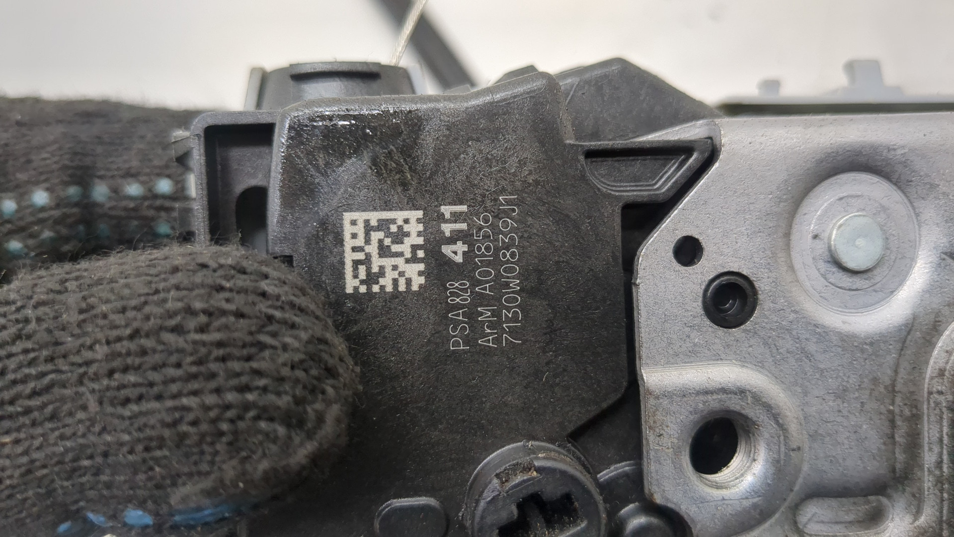 Замок двери передней левой