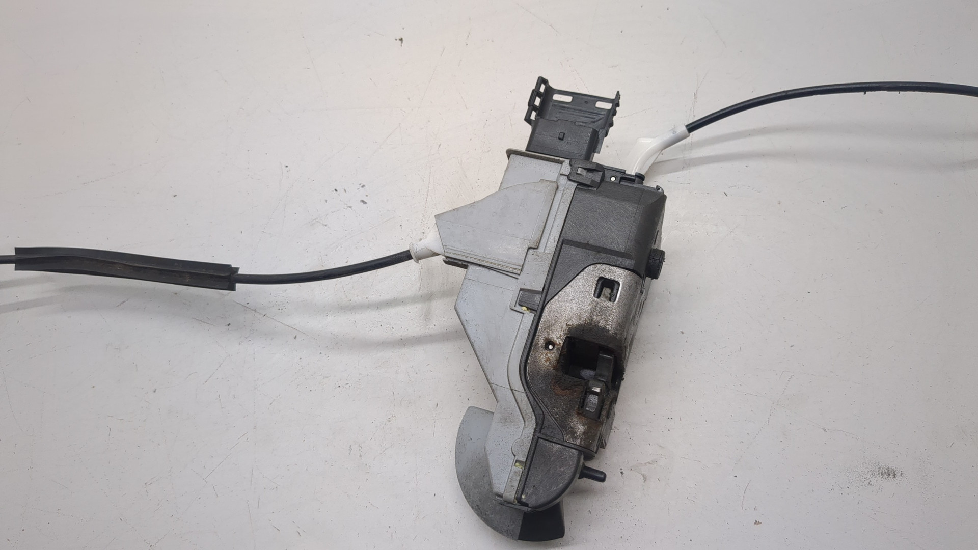 Замок двери передней левой