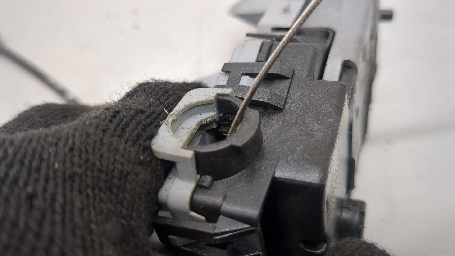 Замок двери передней левой