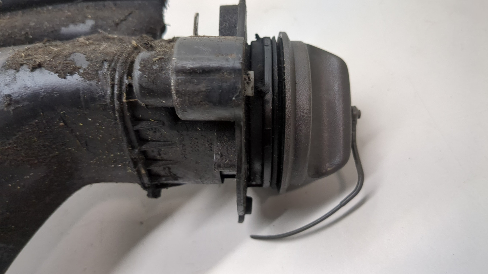 Горловина топливного бака