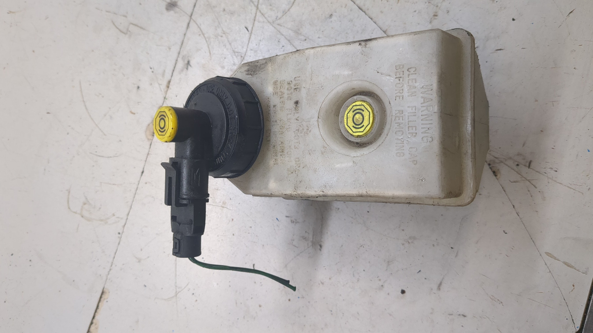 Бачок главного тормозного цилиндра