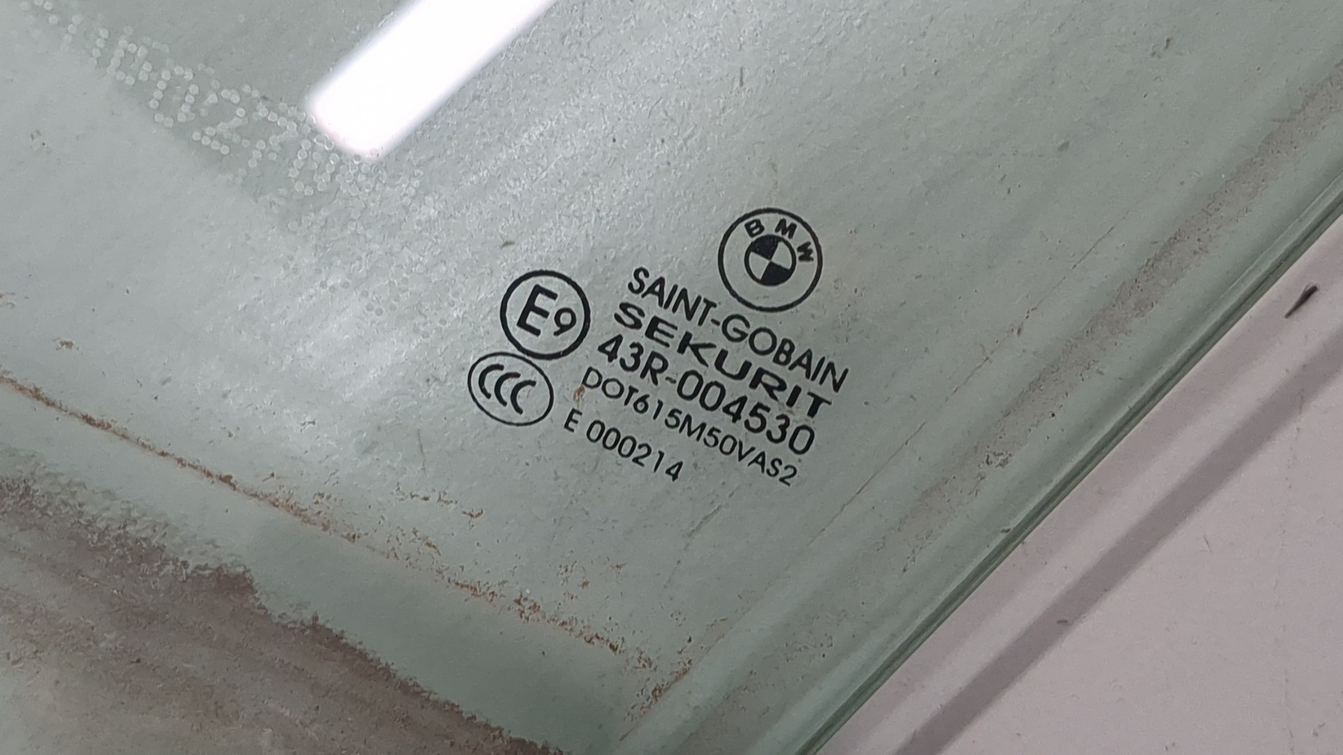 Стекло двери передней левой