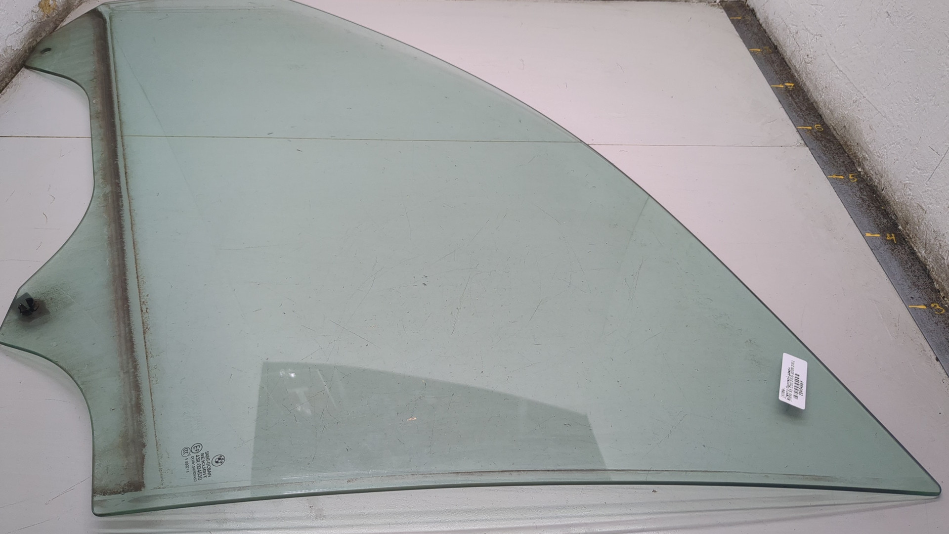 Стекло двери передней левой