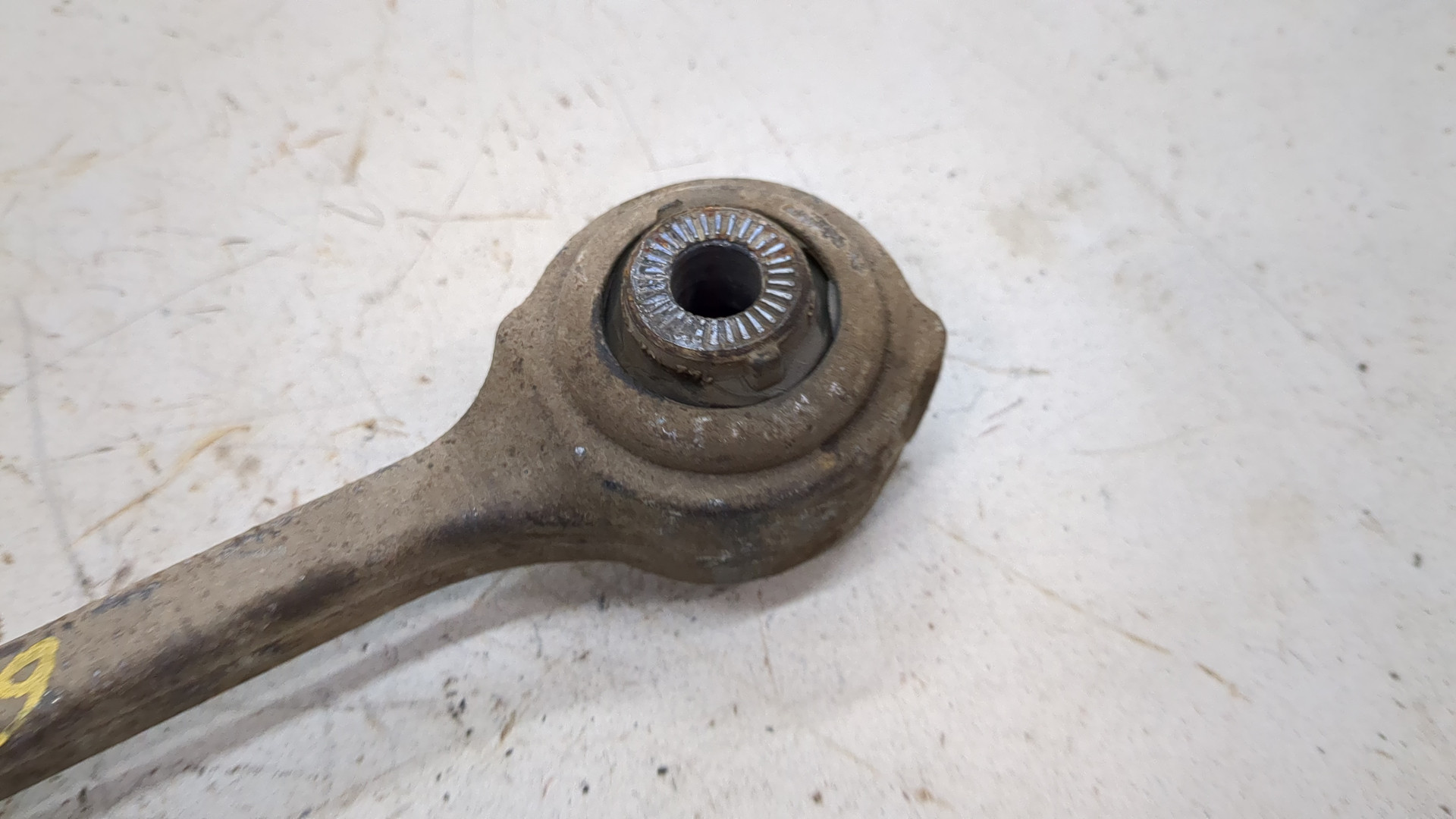 Рычаг передний правый