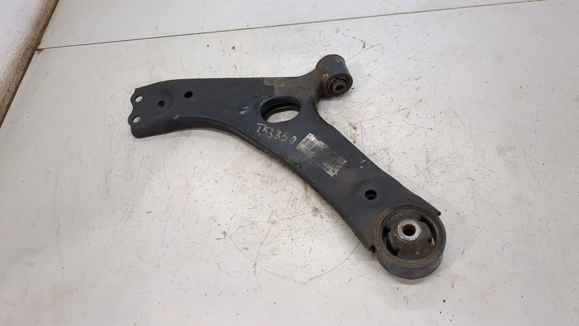 Рычаг передний левый