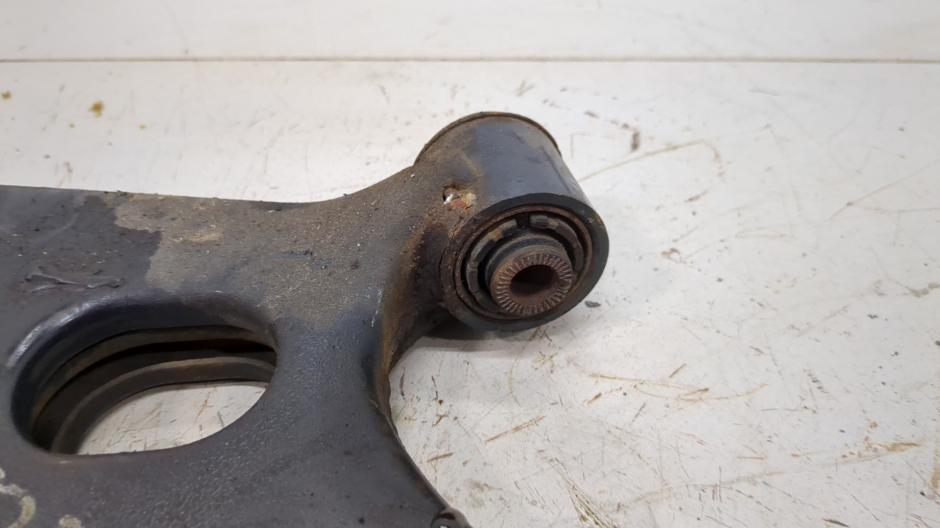 Рычаг передний левый