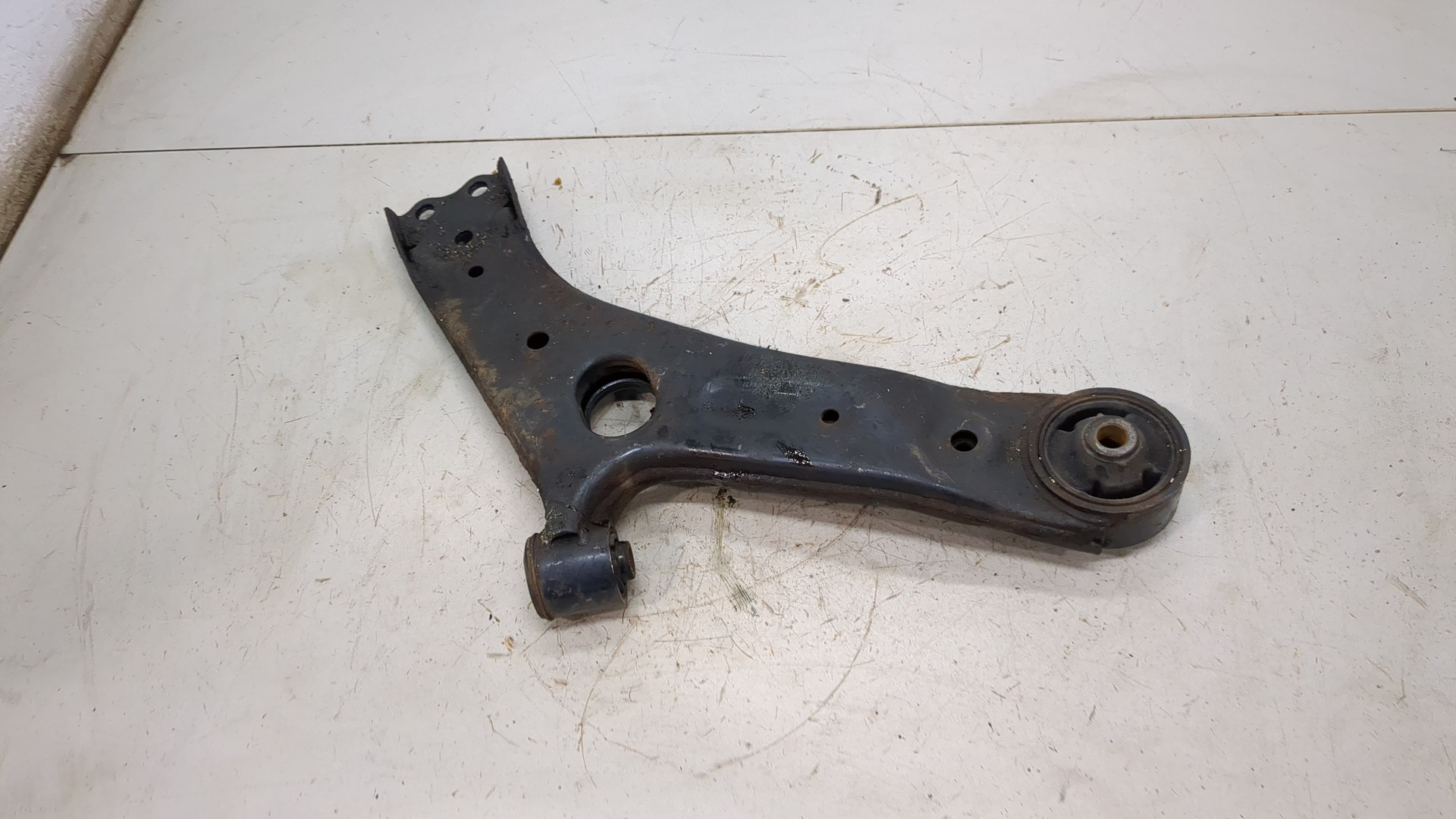 Рычаг передний левый