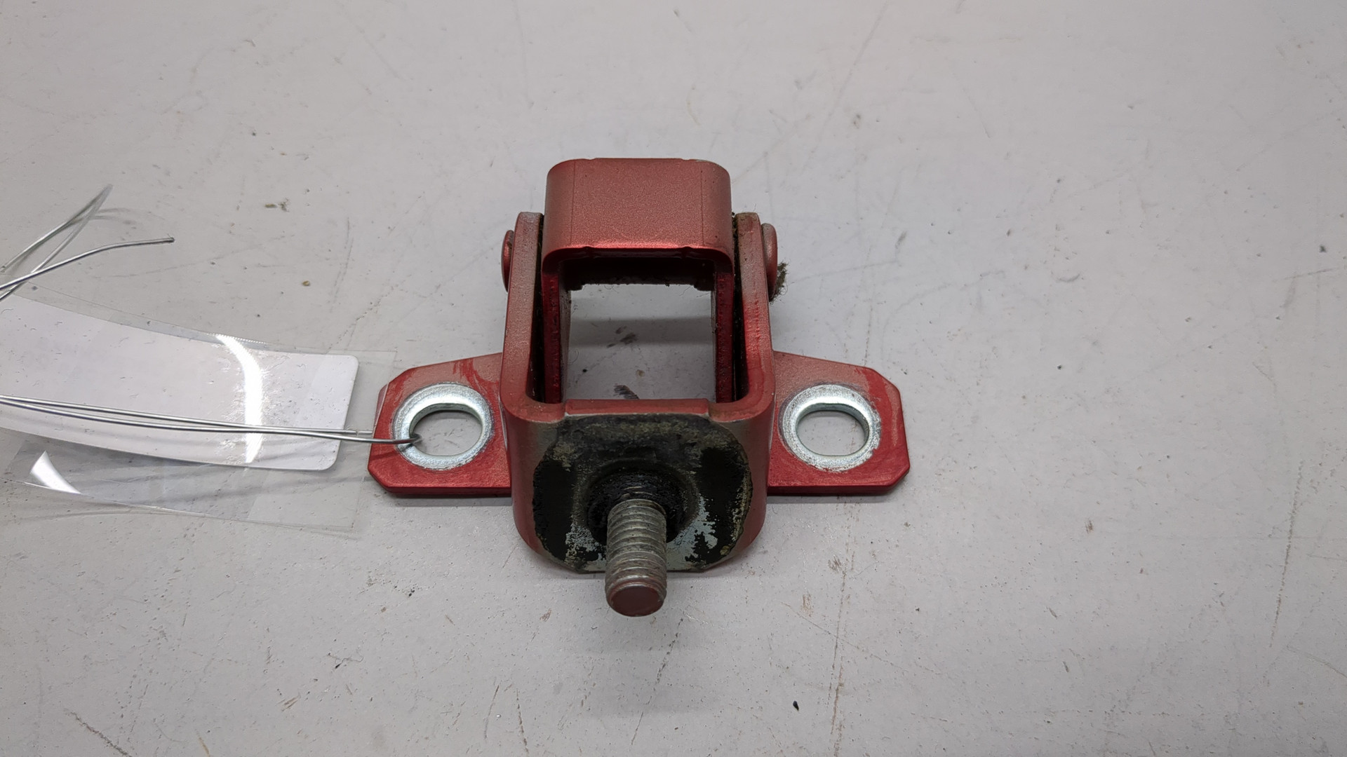 Петля крышки багажника