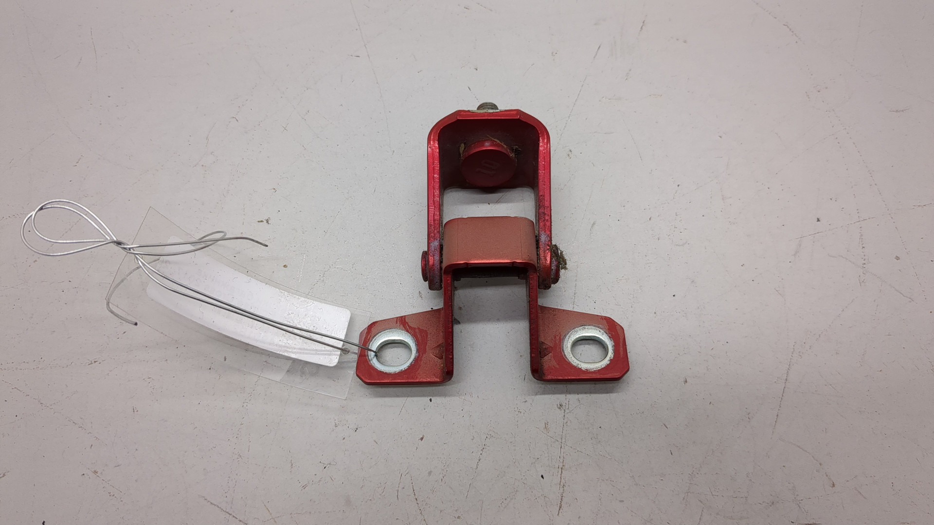 Петля крышки багажника