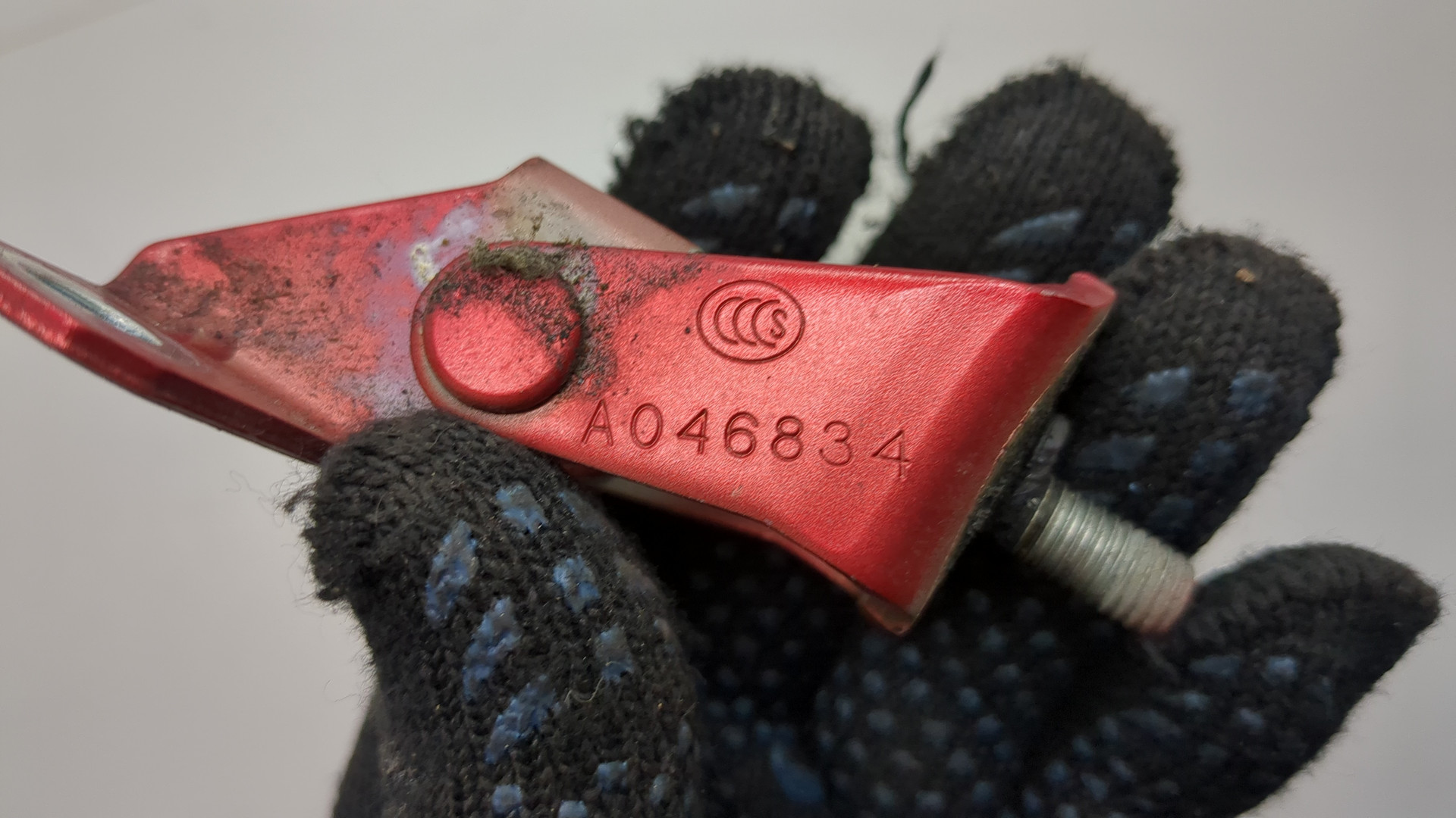 Петля крышки багажника