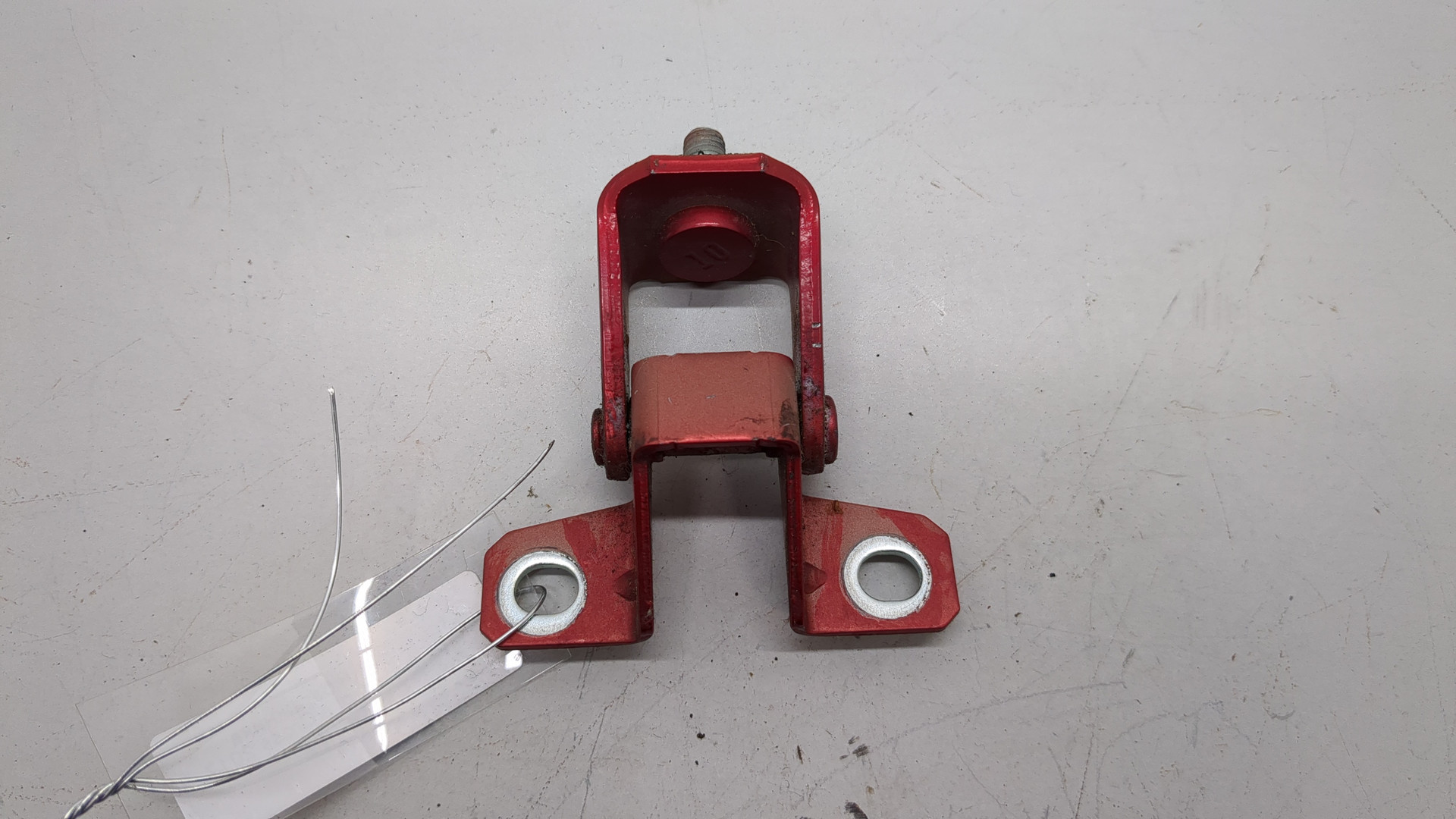 Петля крышки багажника