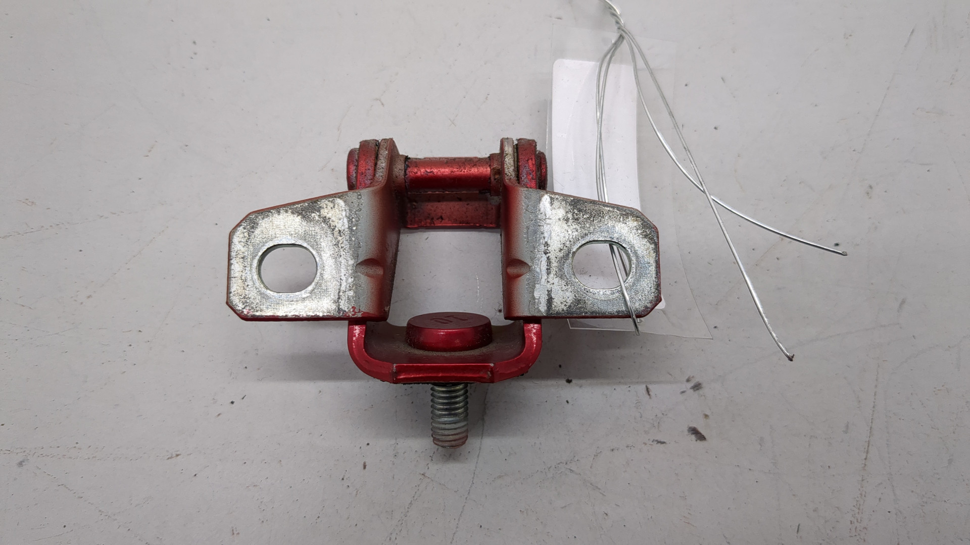 Петля крышки багажника