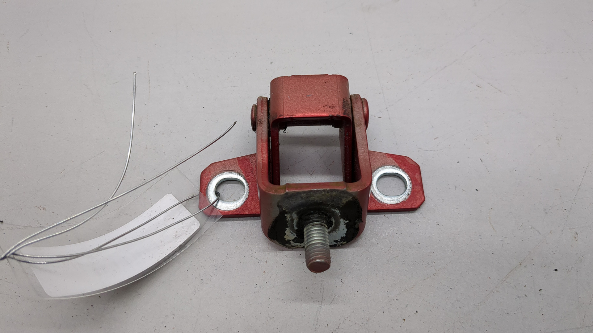 Петля крышки багажника