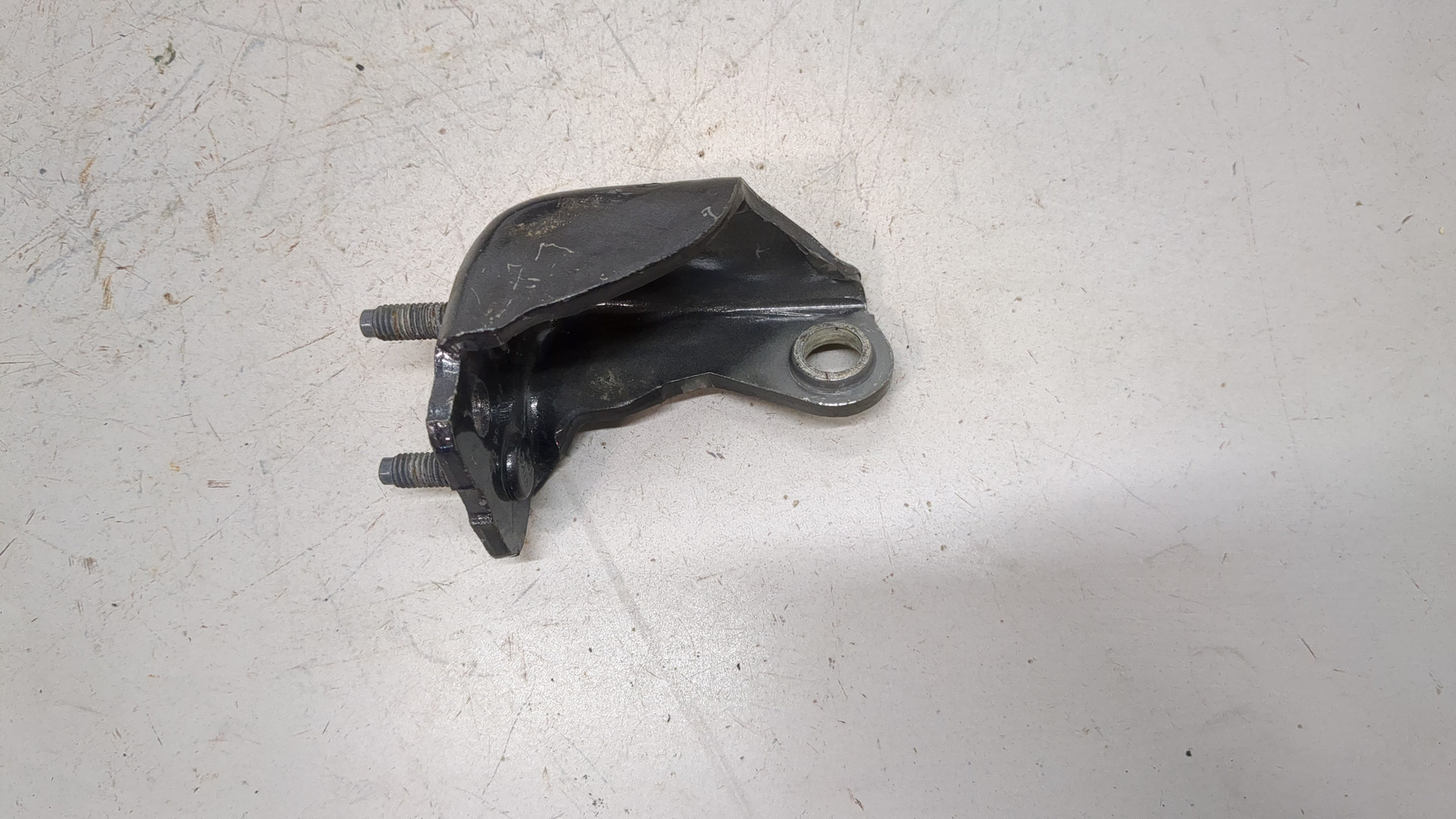 Петля двери