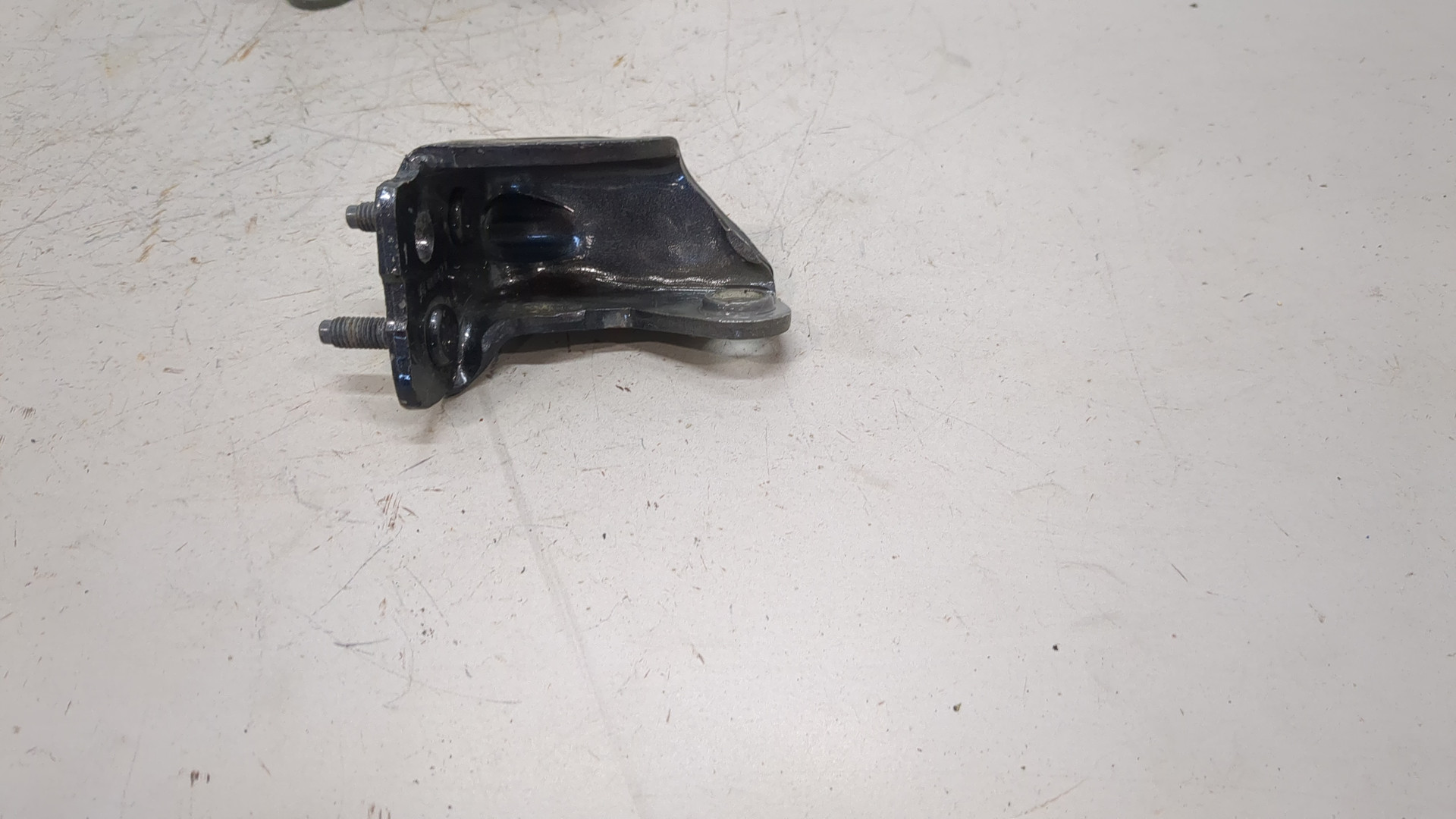 Петля двери