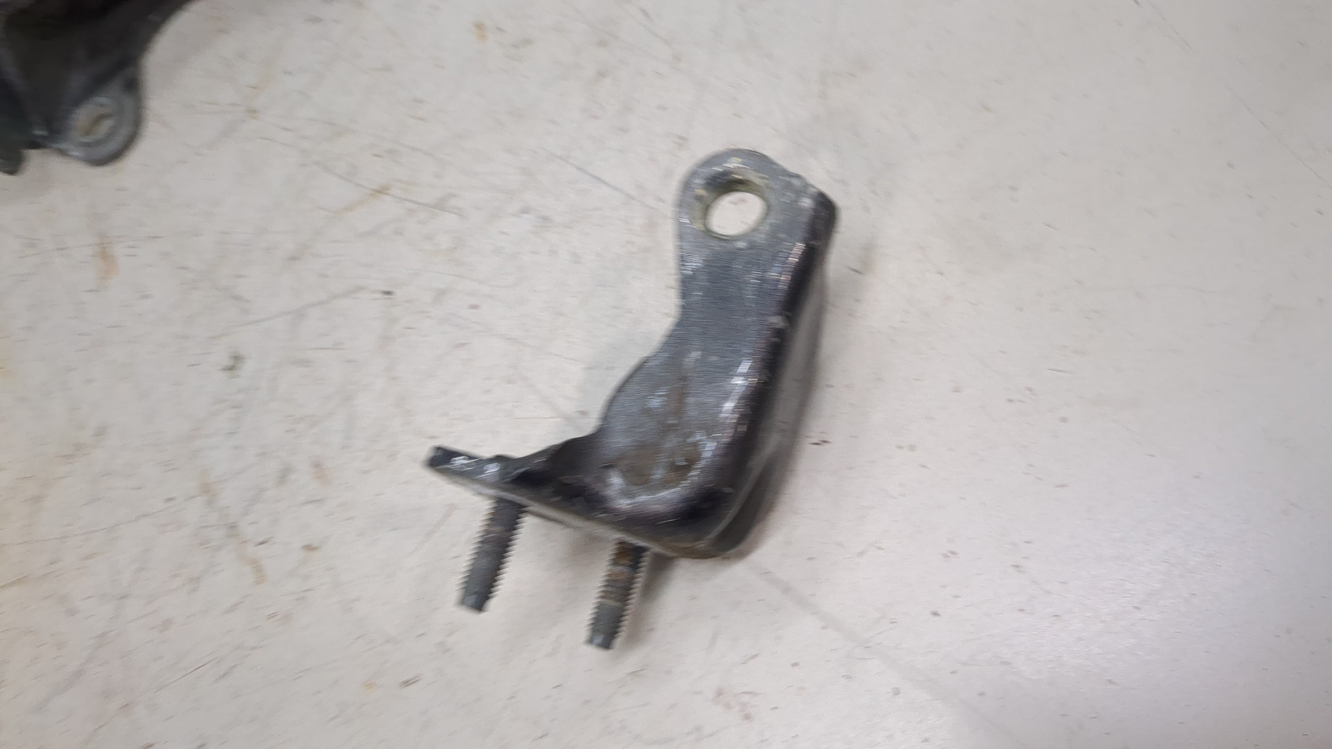 Петля двери