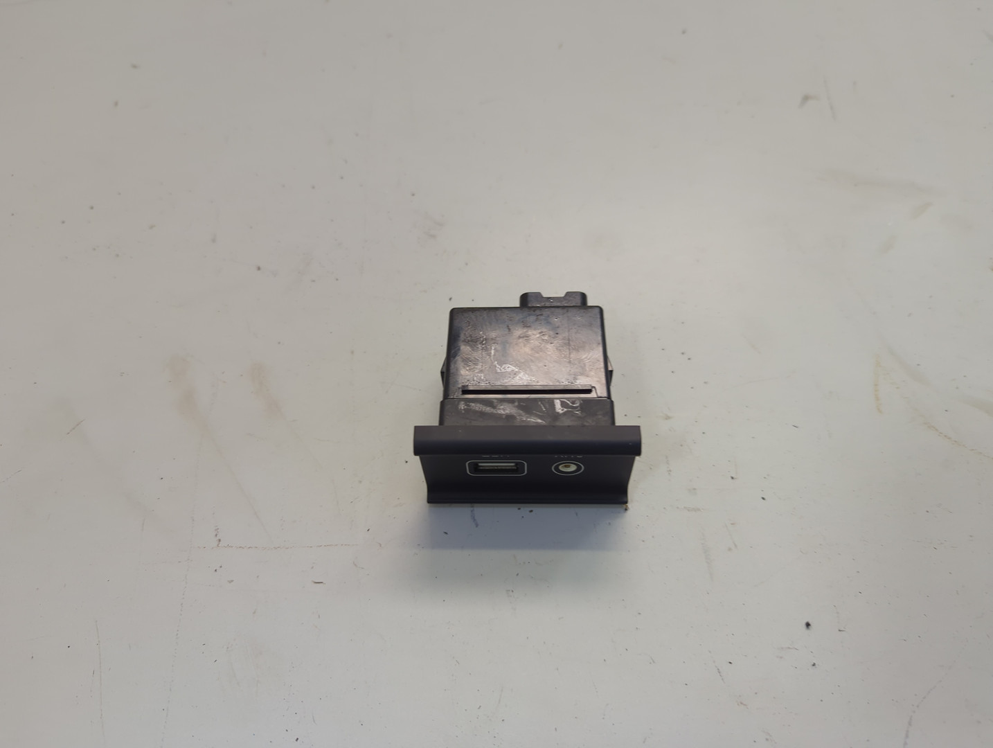 Гнездо AUX / USB IN