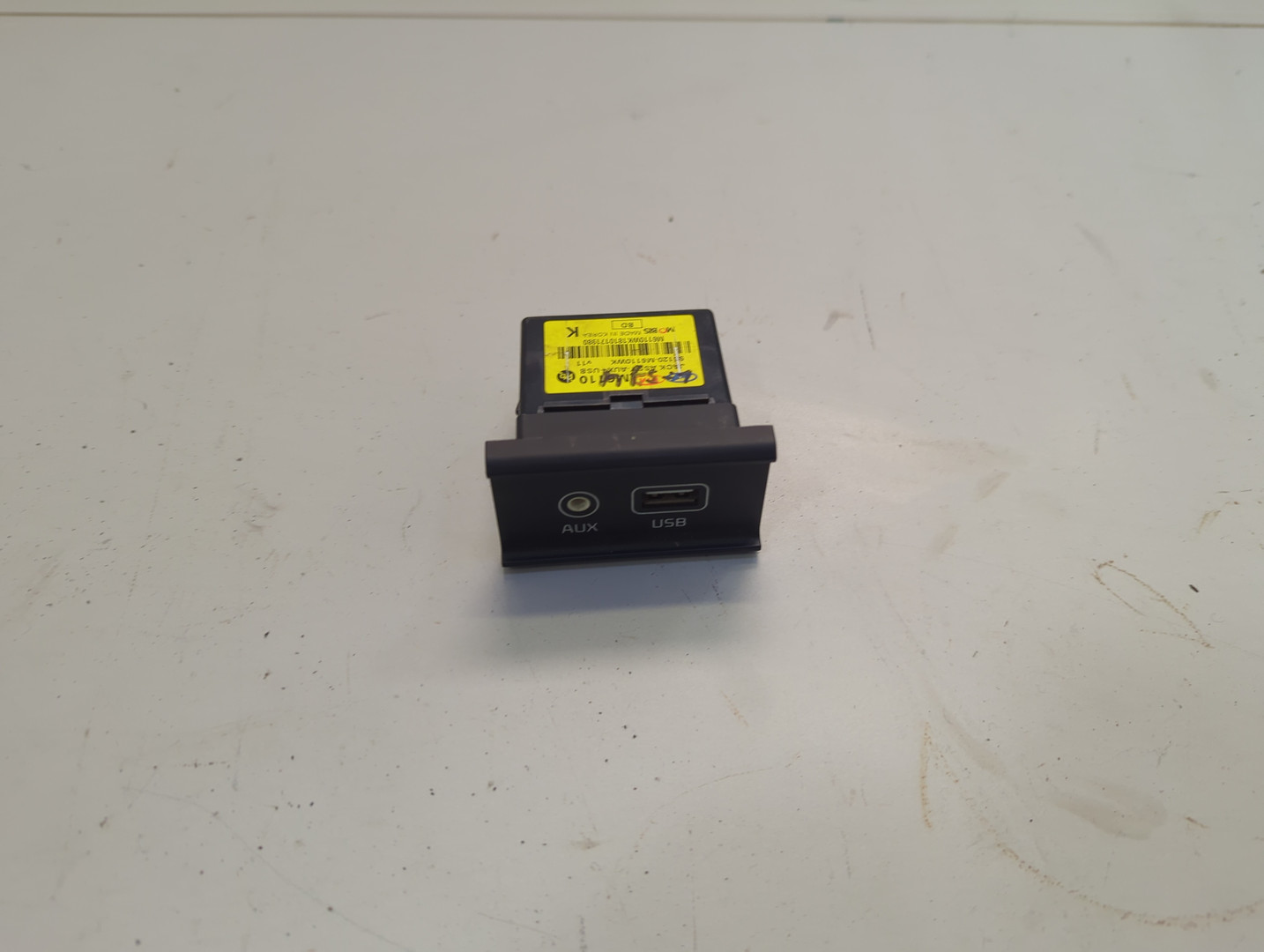 Гнездо AUX / USB IN