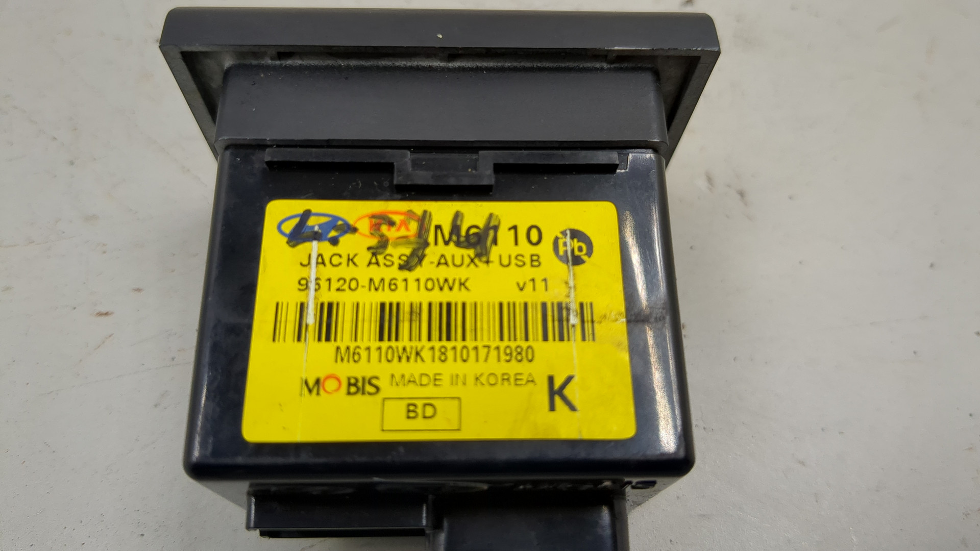 Гнездо AUX / USB IN