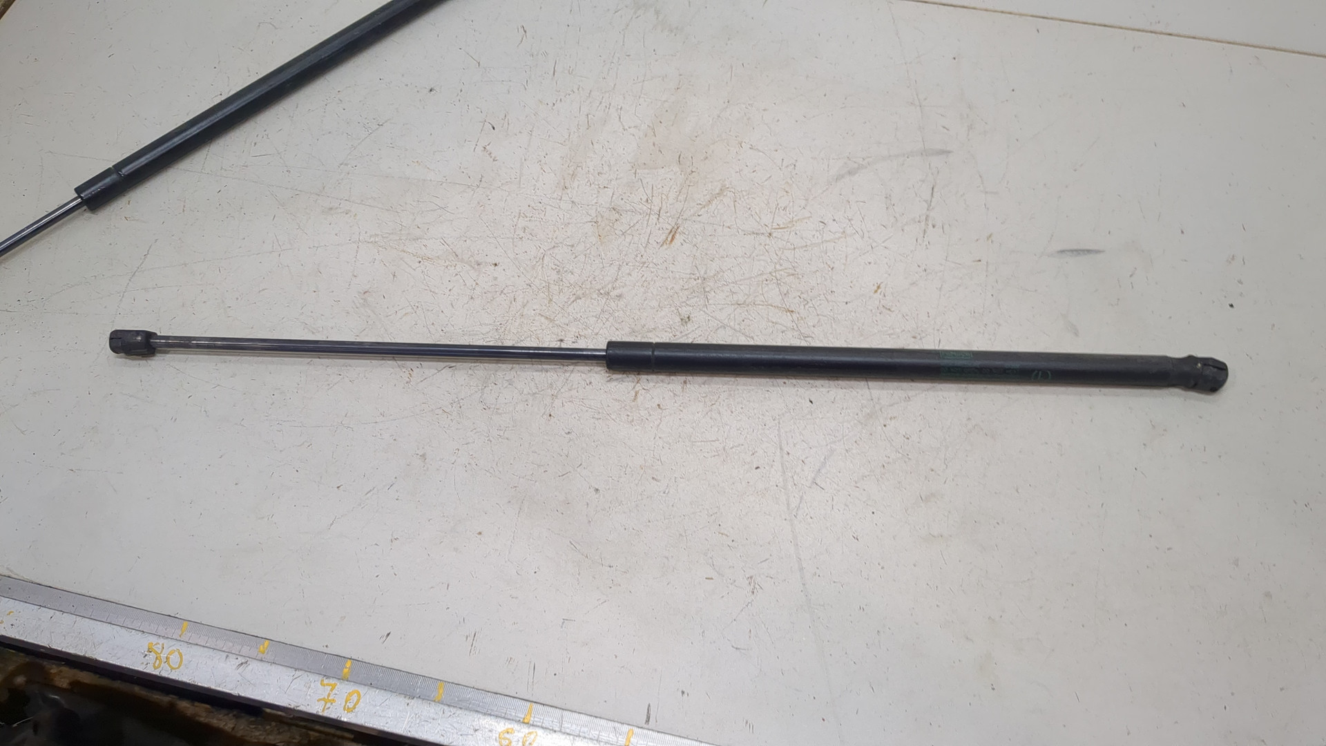 Амортизатор капота