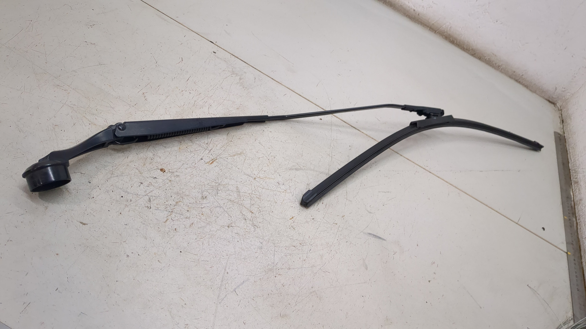 Поводок стеклоочистителя передний левый