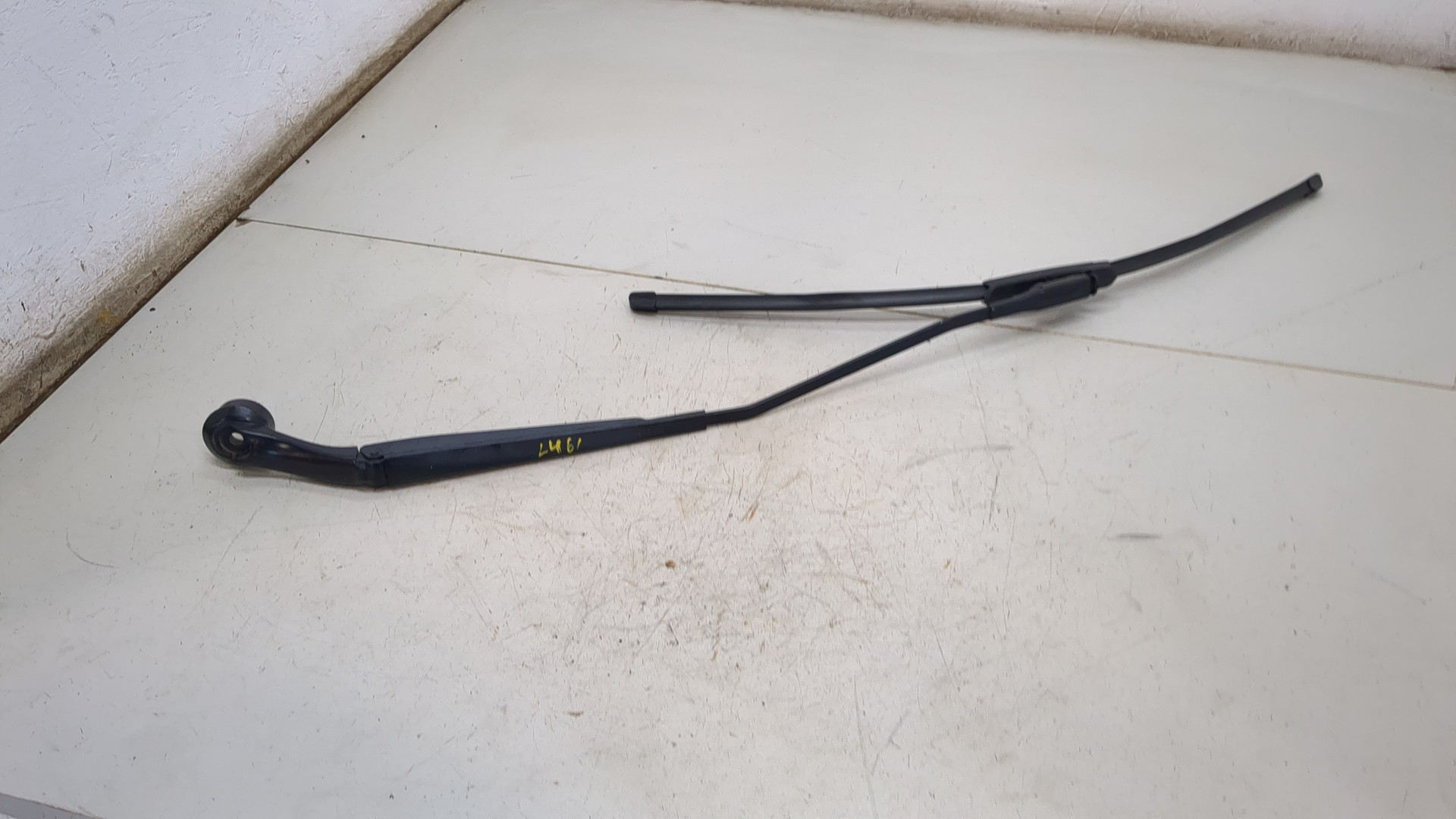Поводок стеклоочистителя передний правый
