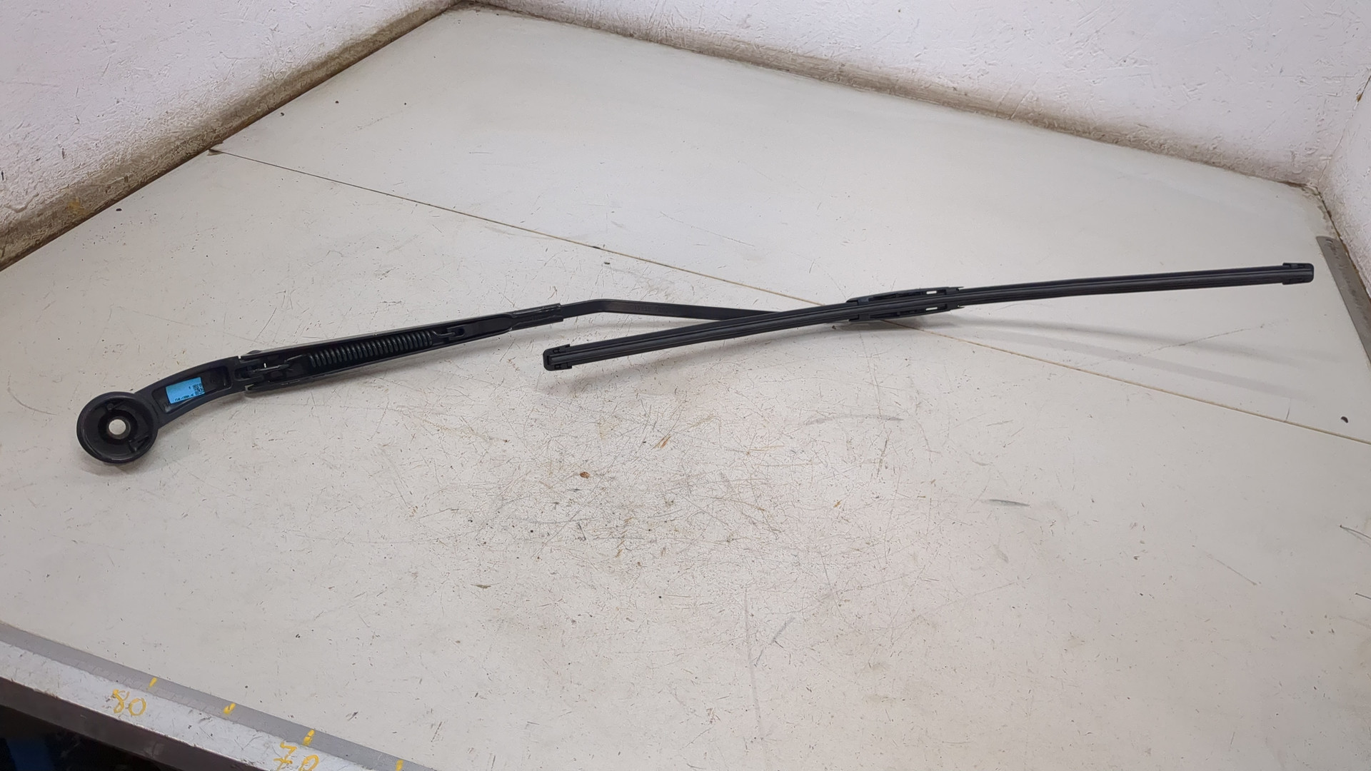 Поводок стеклоочистителя передний правый