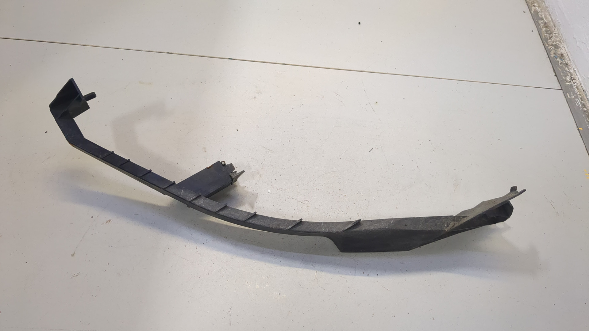 Кронштейн фар левый