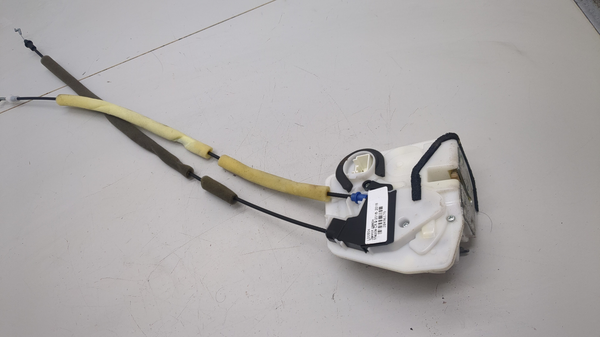 Замок двери передней правой