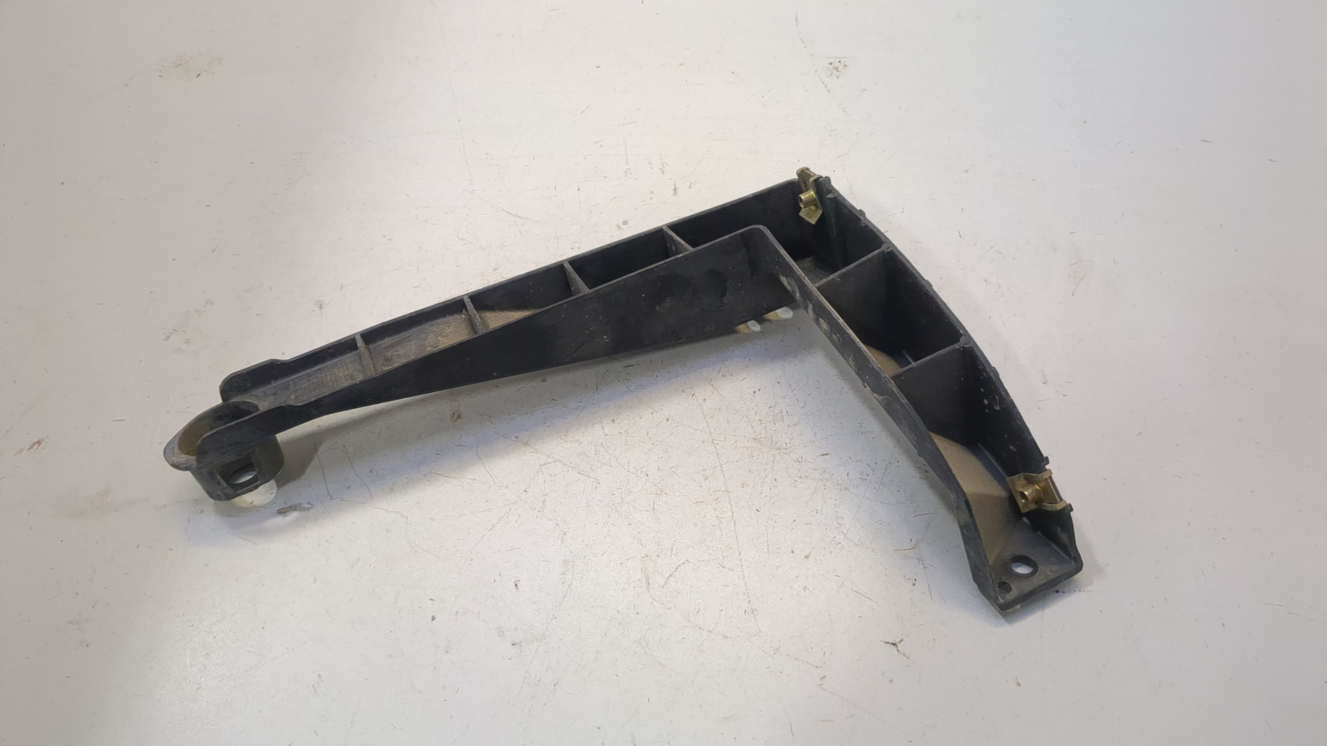 Кронштейн заднего бампера правый