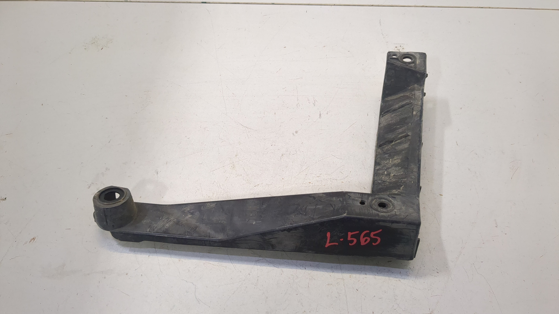 Кронштейн заднего бампера правый