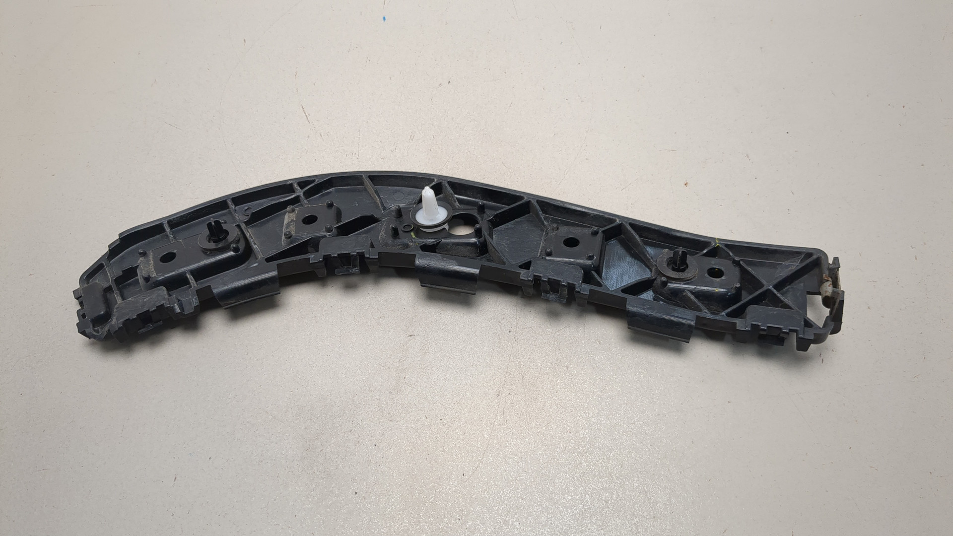 Кронштейн заднего бампера правый