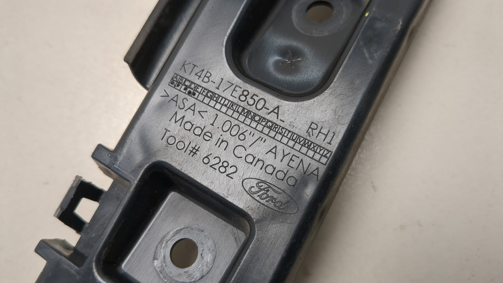 Кронштейн заднего бампера правый