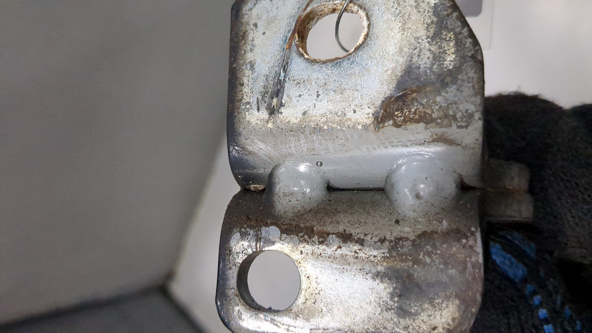 Петля двери