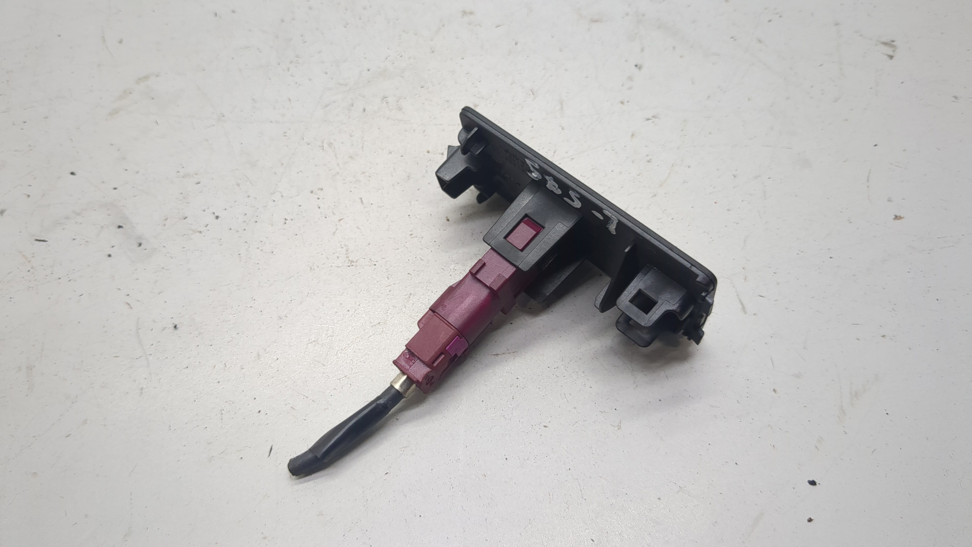 Гнездо AUX / USB IN