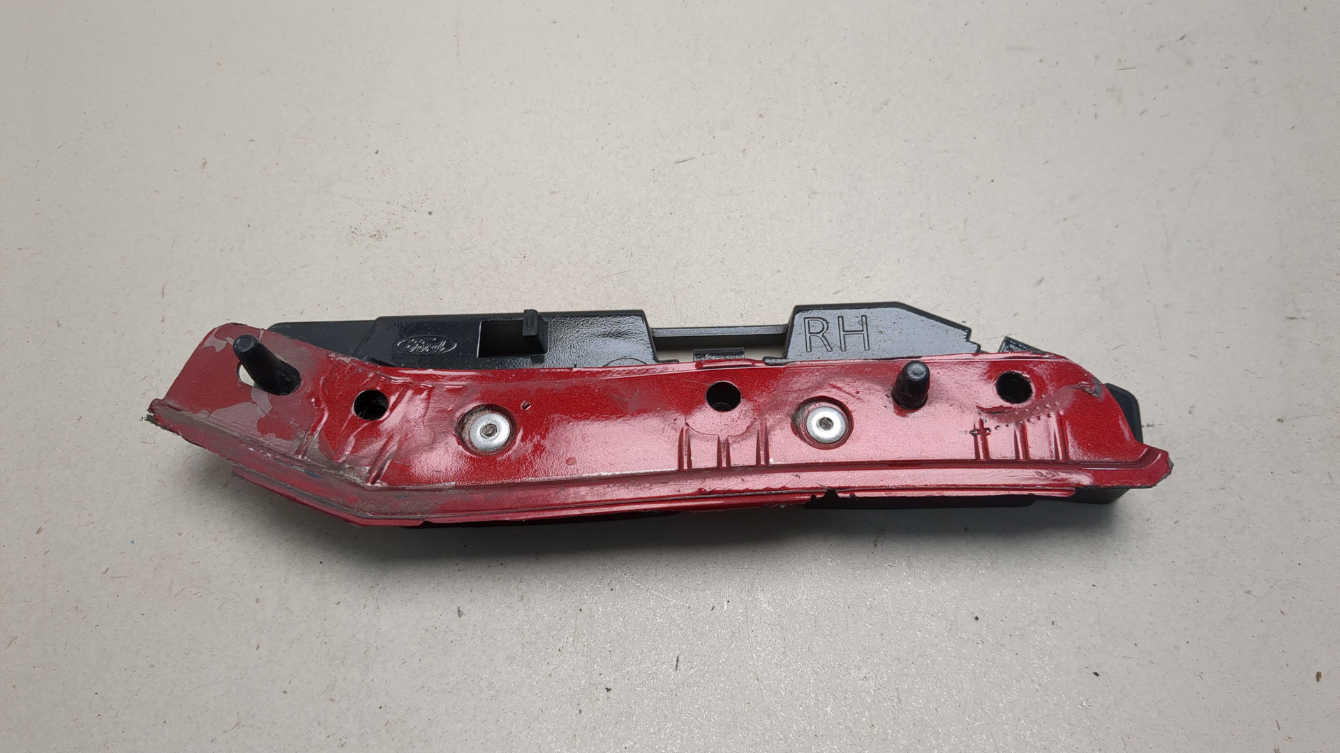 Кронштейн переднего бампера правый