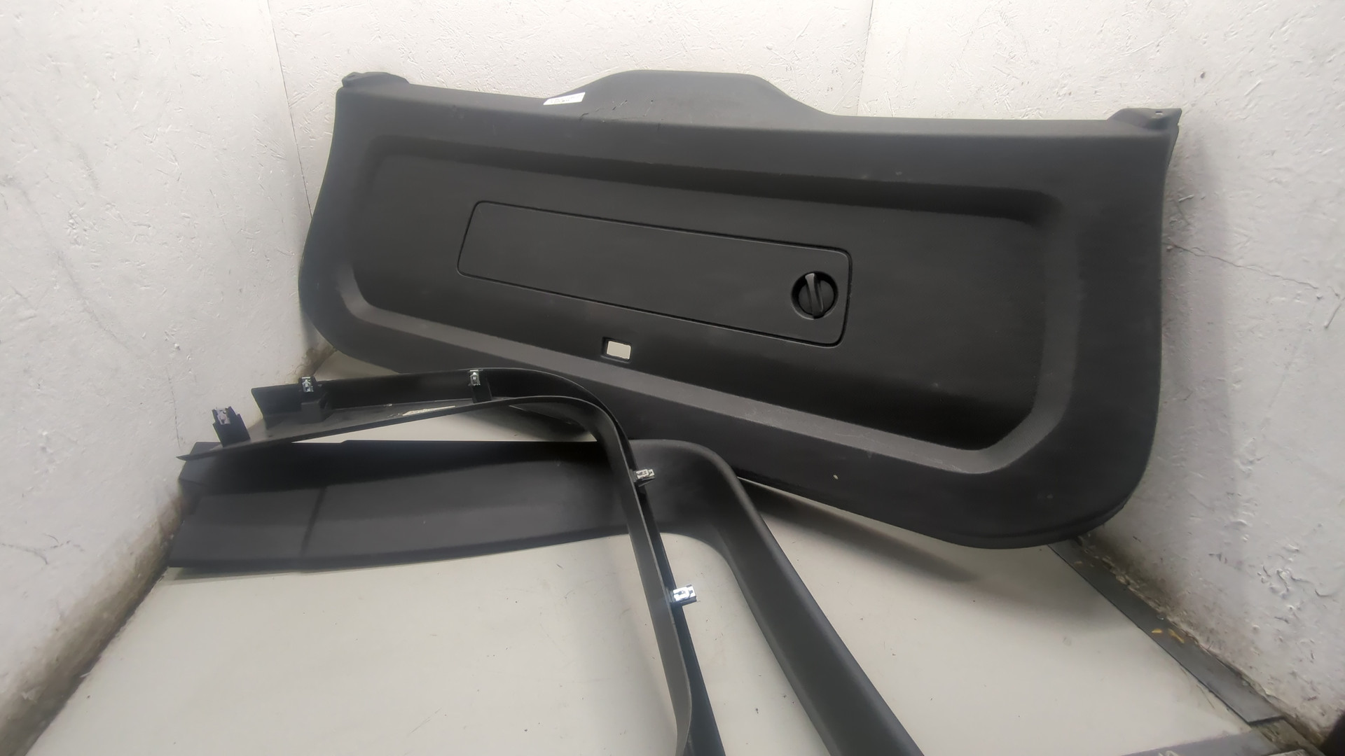 Обшивка двери багажника