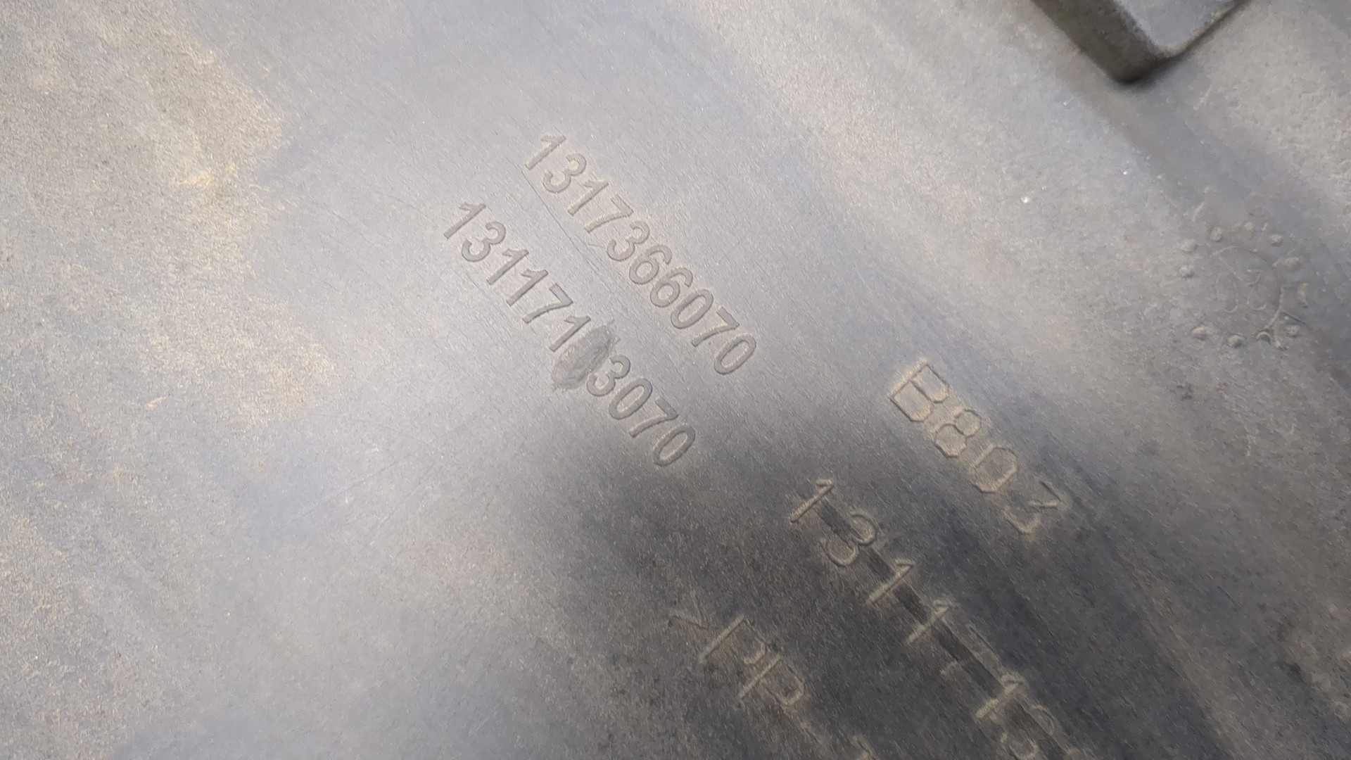 Накладка заднего крыла левого