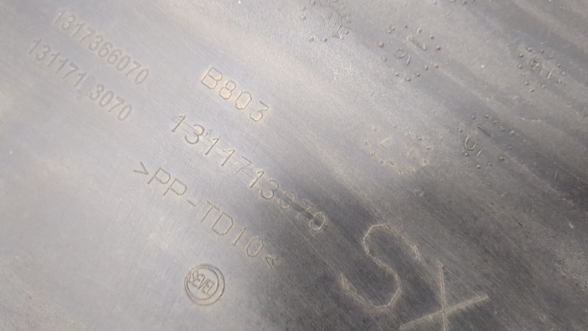 Накладка заднего крыла левого