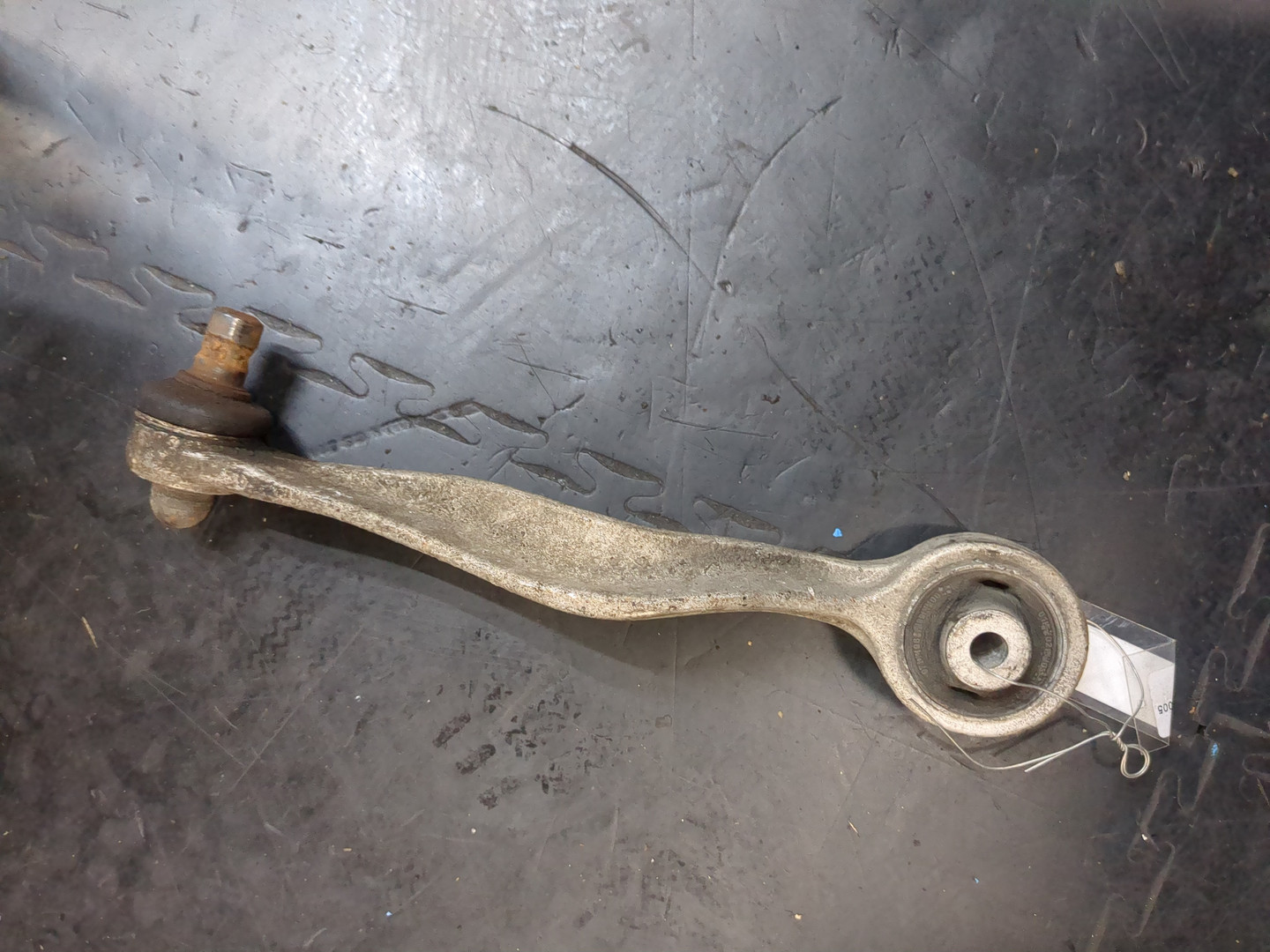 Рычаг передний правый