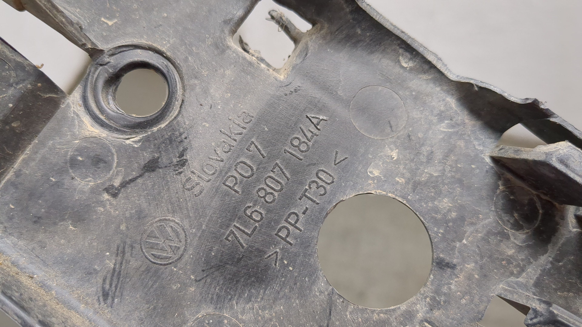 Кронштейн переднего бампера правый